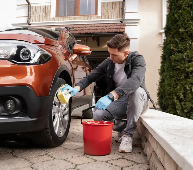 Lavage auto à domicile Dampierre-en-Graçay : professionnel intervenant sur un véhicule